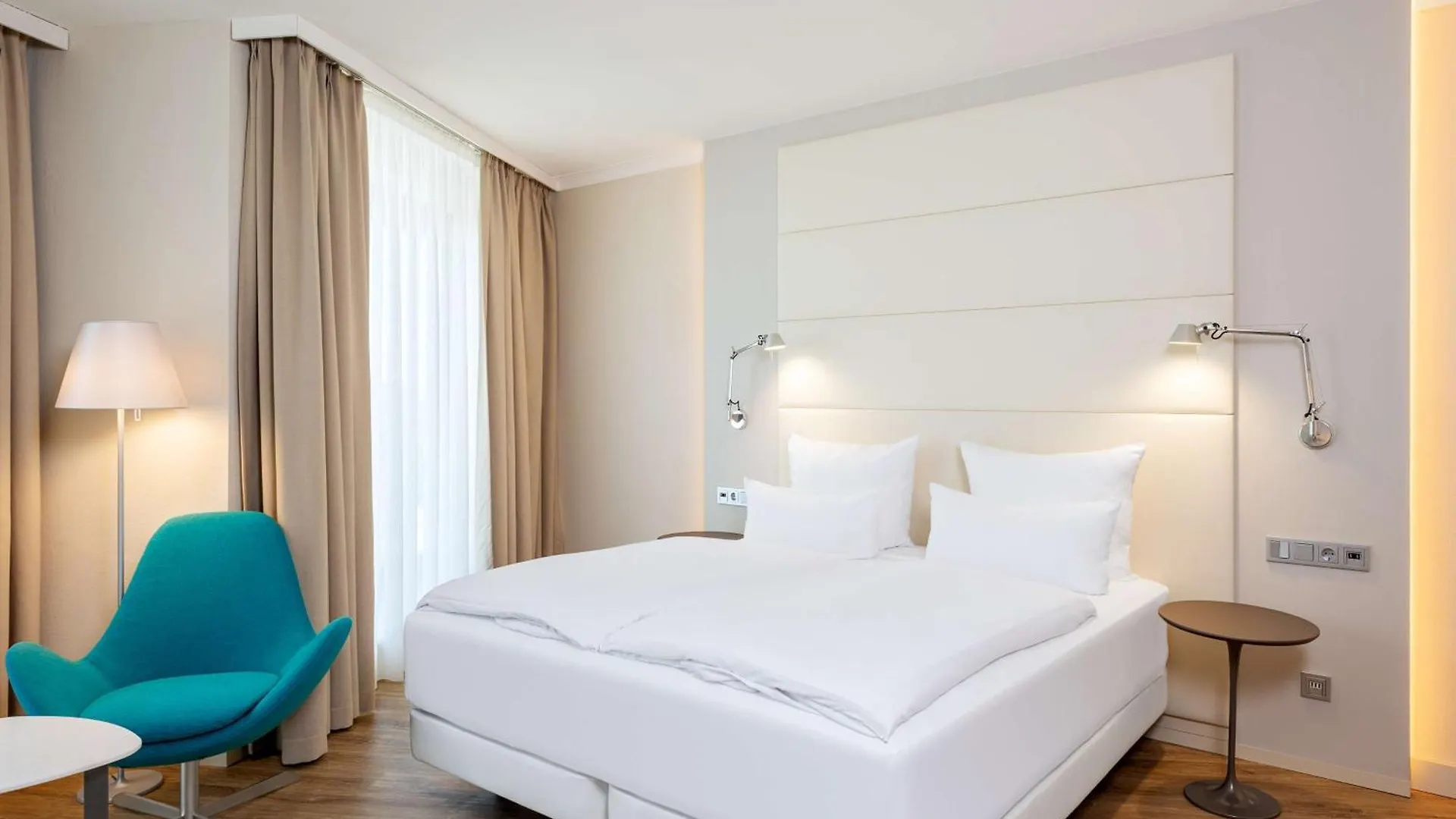 Hotel NH Berlin Alexanderplatz 4*,